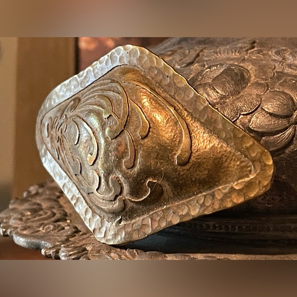 Frost Workshops Arts & Crafts Hammered / Etched Brass Brooch c1910 RARE FIND ☺️ - Picture 2 of 12